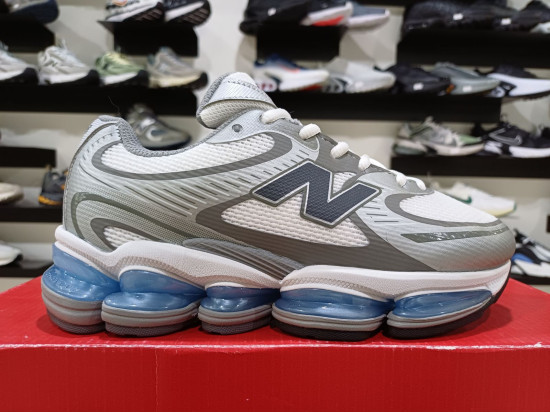 New Balance 2000